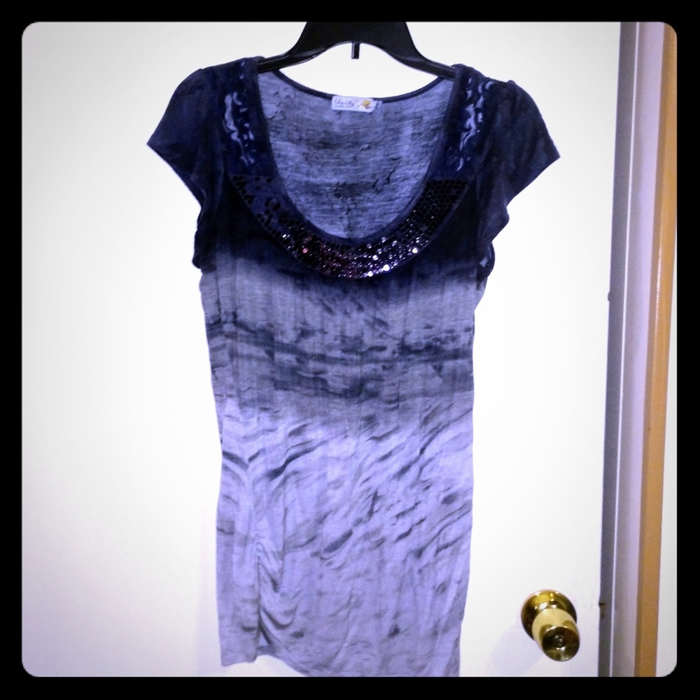 $⬇️🖤 Unity World Wear Ombre Top Size Medium 🖤